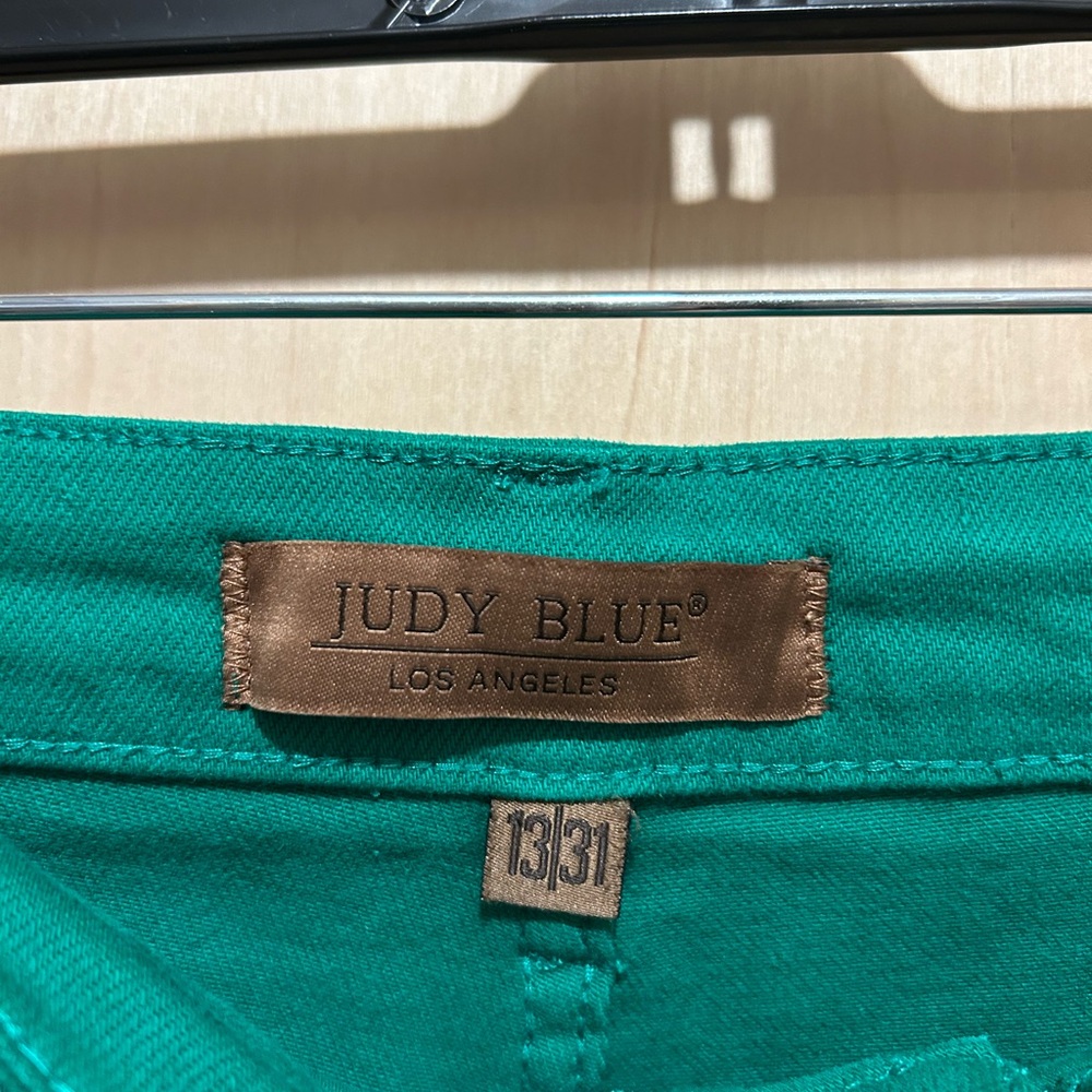 Judy Blue Women’s Vibrant Green Wide Leg Jeans with Raw Hem - Picture 4 of 9